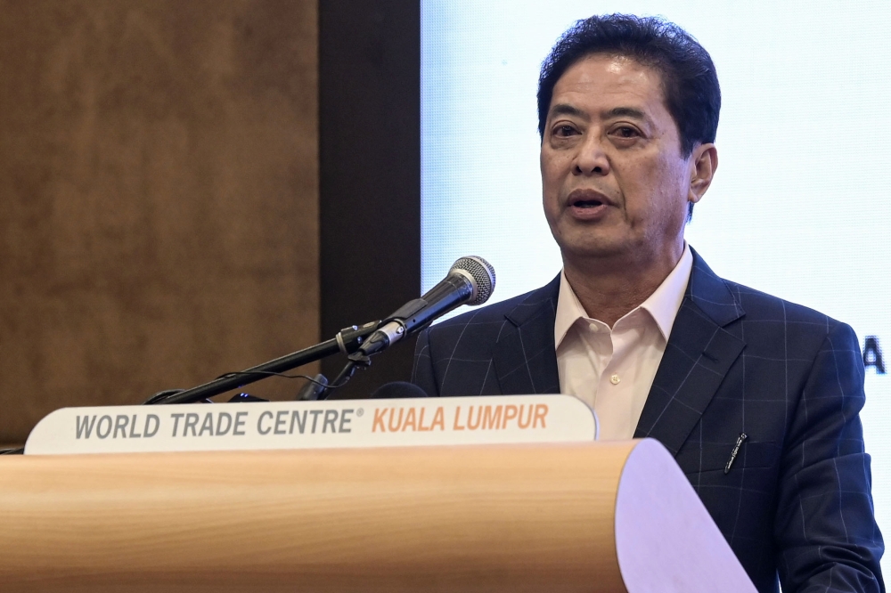 In disrupted speech, Azam Baki says strong leadership needed to fight corruption